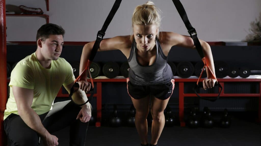 Mujer entrenando fuerza con el peso corporal para ganar masa muscular.